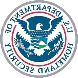Homeland Security seal featuring an eagle with a shield composed of three sections: stars, 土地/天空, 和水. and holding a laurel leaf in one claw and arrows in the other.